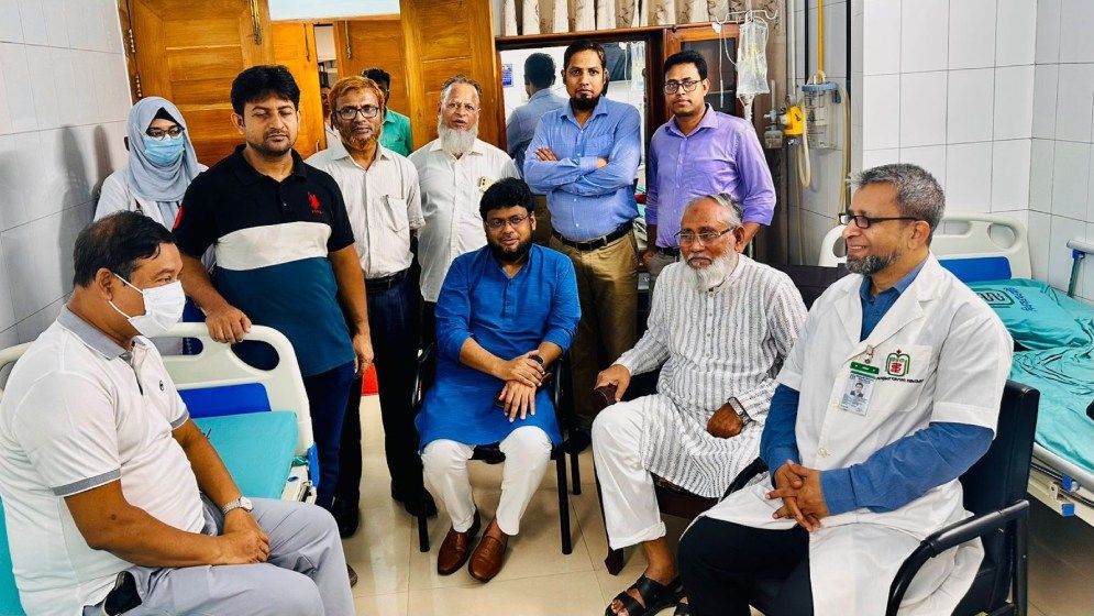 'সাংবাদিক কাদের গনি চৌধুরী বাসায় ফিরবেন আজ, তাকে দেখতে হাসপাতালে পেশাজীবী নেতারা'